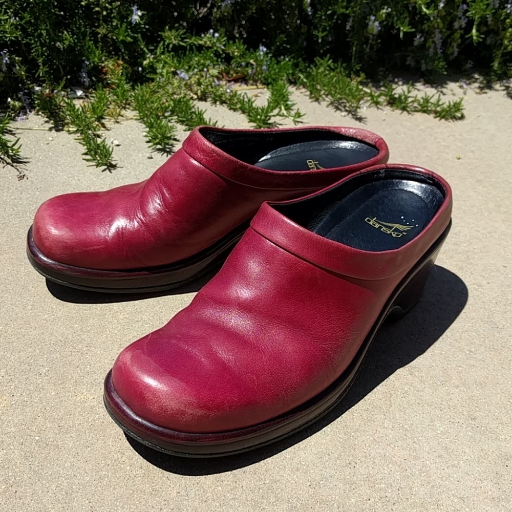 red DANSKO clogs fit 8 or 8.5 cute and comfy